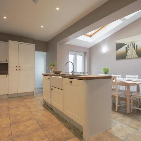Spacious 4 Bedroom House- Walking Distance To City Centre & Great Backyard Cardiff Exteriér fotografie