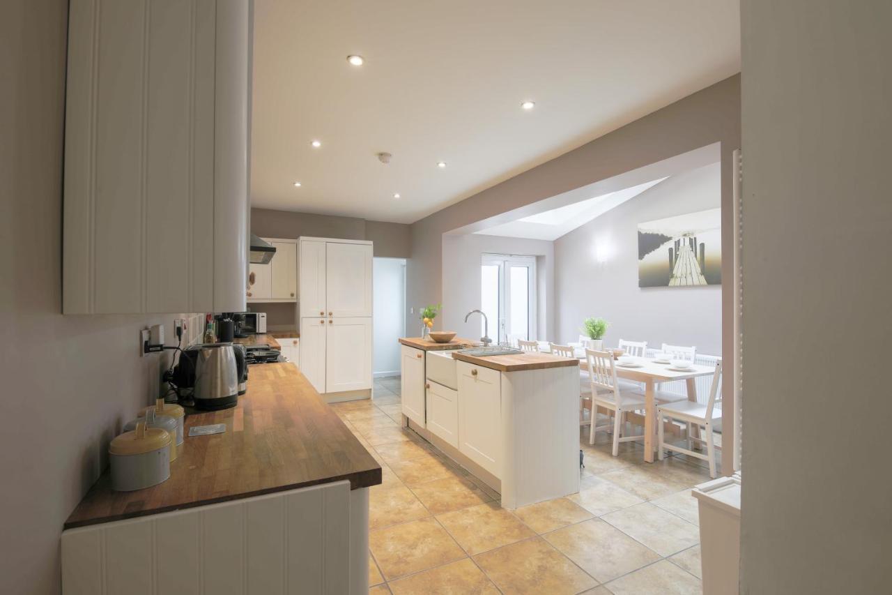 Spacious 4 Bedroom House- Walking Distance To City Centre & Great Backyard Cardiff Exteriér fotografie