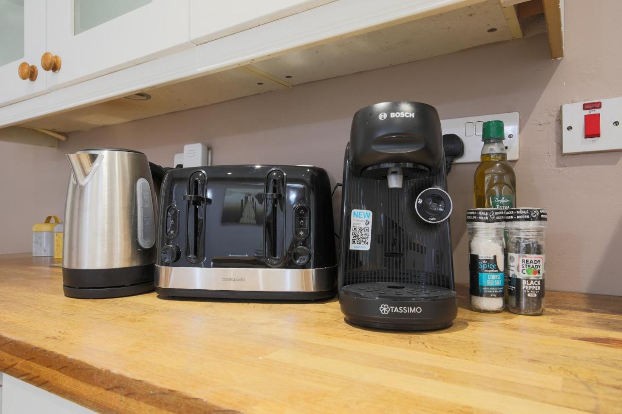 Spacious 4 Bedroom House- Walking Distance To City Centre & Great Backyard Cardiff Exteriér fotografie