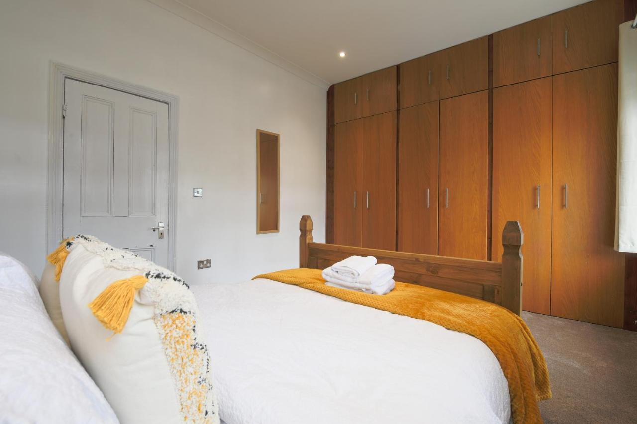 Spacious 4 Bedroom House- Walking Distance To City Centre & Great Backyard Cardiff Exteriér fotografie