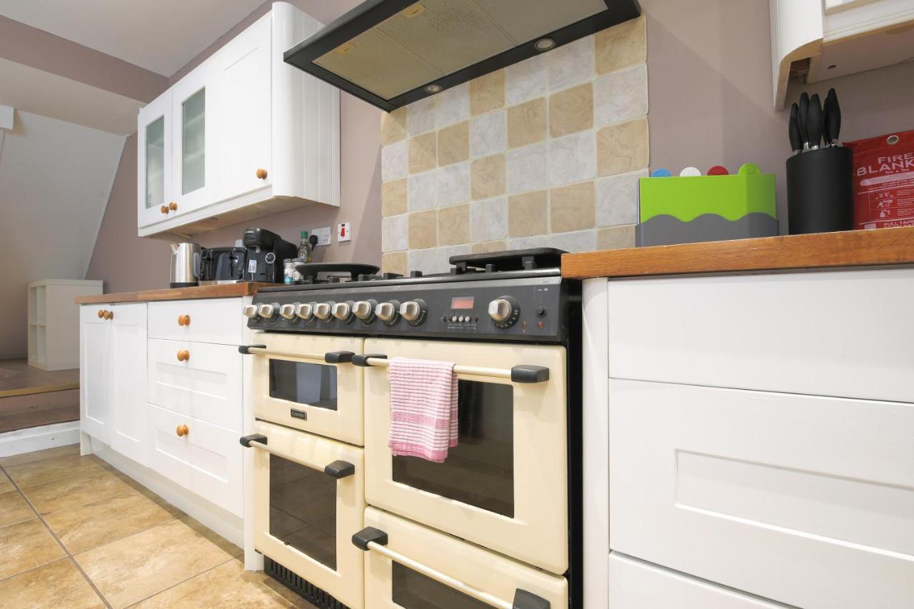 Spacious 4 Bedroom House- Walking Distance To City Centre & Great Backyard Cardiff Exteriér fotografie