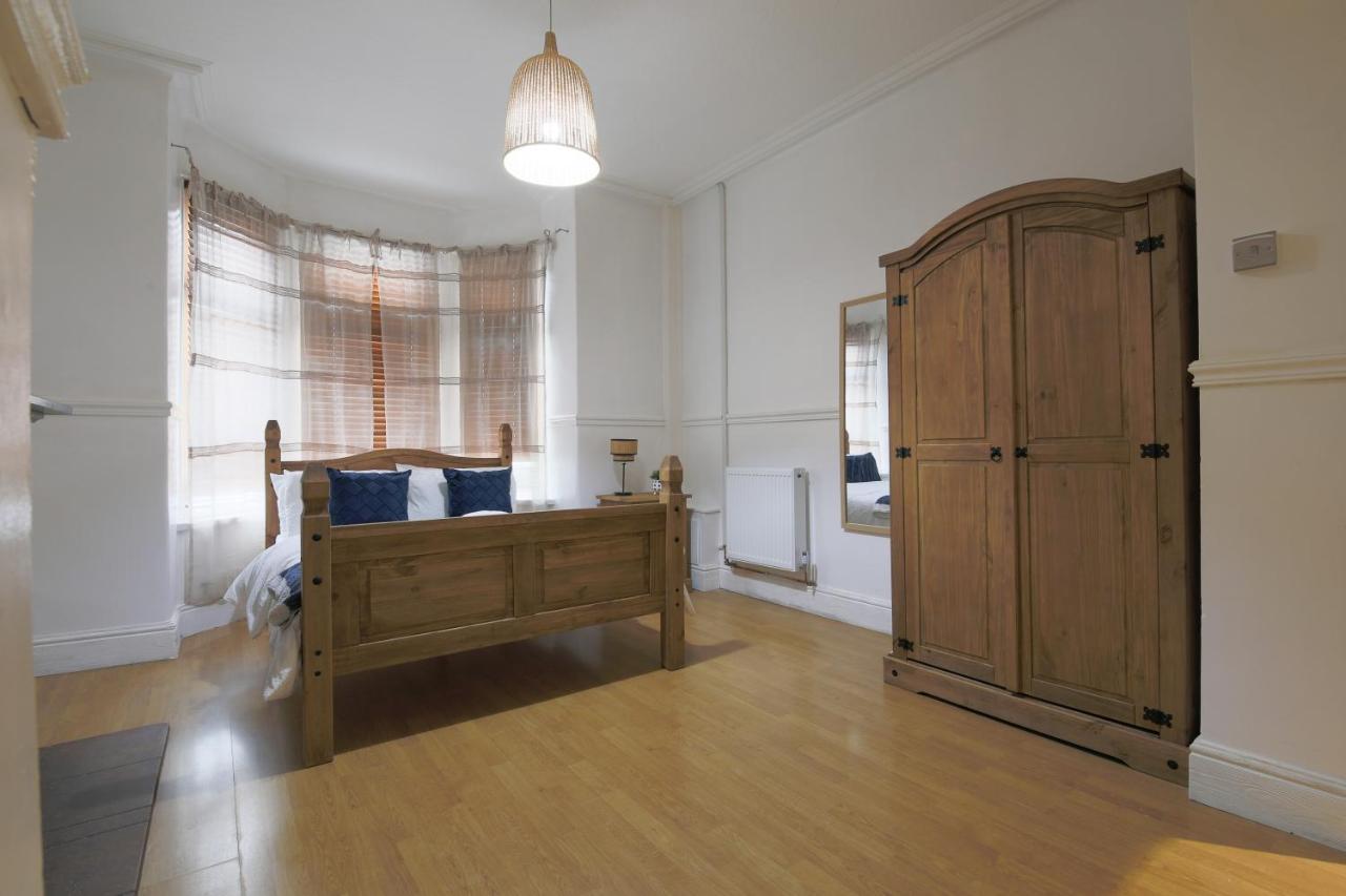 Spacious 4 Bedroom House- Walking Distance To City Centre & Great Backyard Cardiff Exteriér fotografie