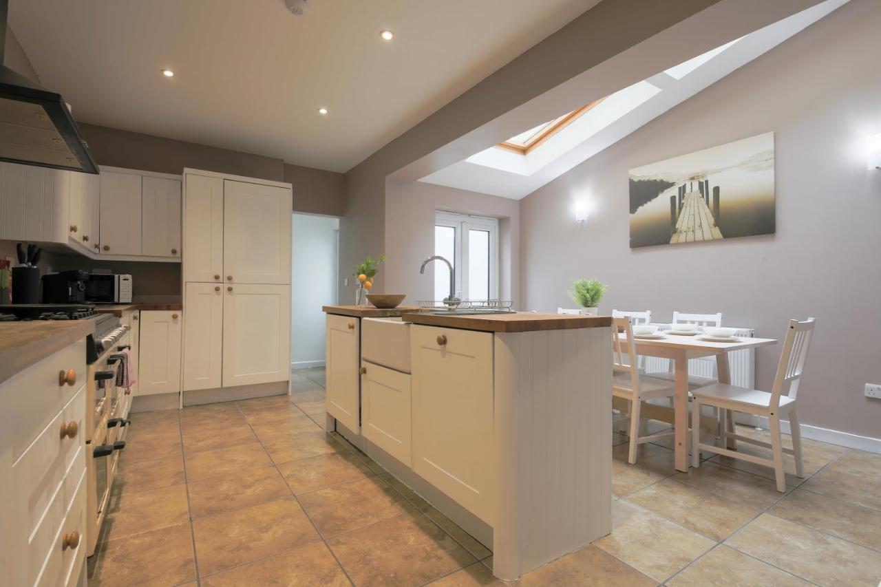 Spacious 4 Bedroom House- Walking Distance To City Centre & Great Backyard Cardiff Exteriér fotografie